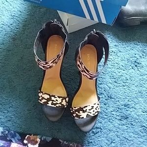 Stiletto Pump with marble like straps 1wear